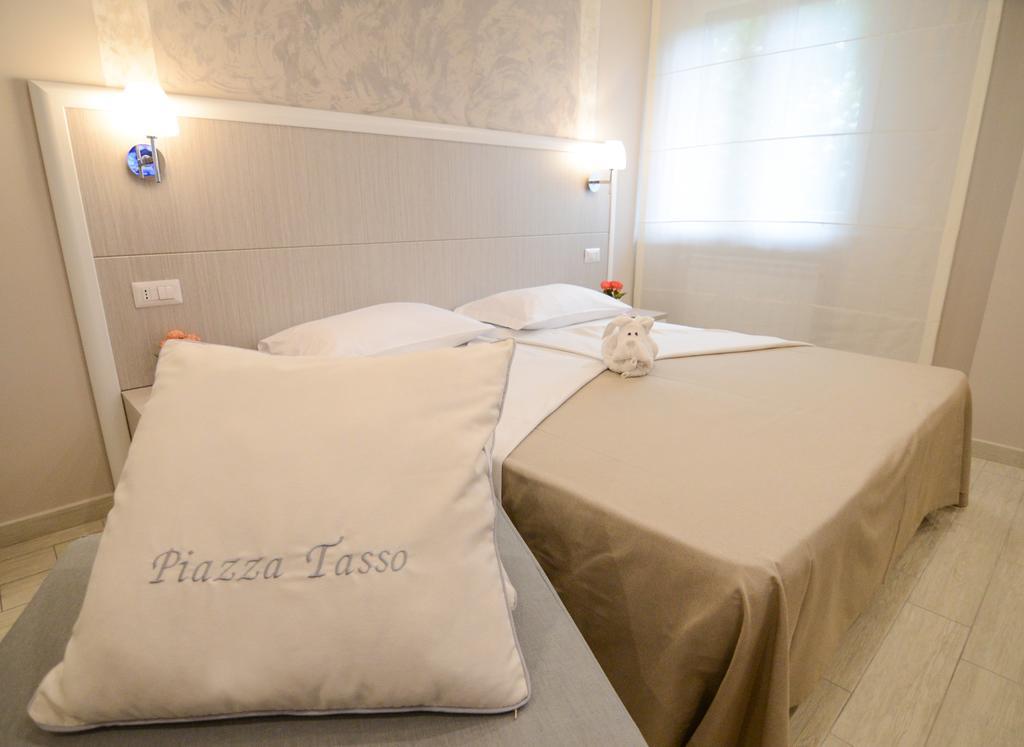 Le Quattro Piazze Bed & Breakfast Sorrento Room photo